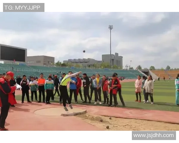 张娜的足球人生：从绿茵场到人生舞台的深度对话与思考