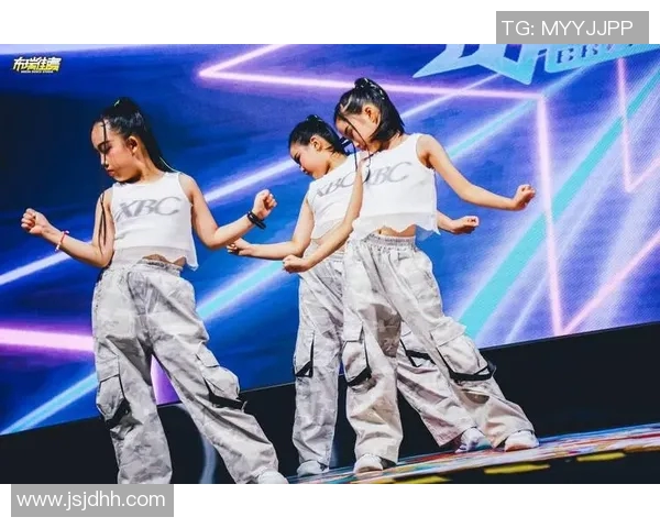 重庆街舞队的节奏魅力探秘与文化传承之旅 重庆街舞队的节奏魅力探秘与文化传承之旅