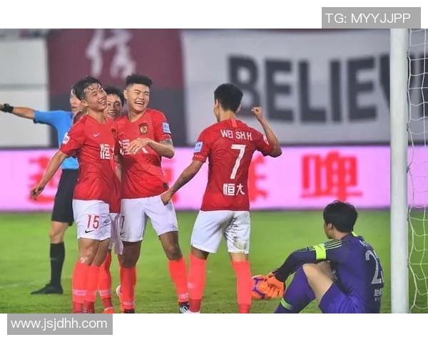 恒大与华夏幸福足协对决引发关注球迷期待精彩赛事展现球队实力